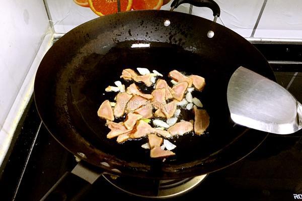 尖椒炒腊肉的做法图解4