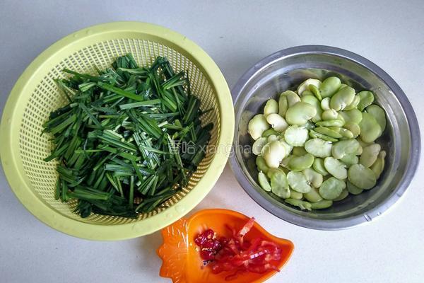 韭菜炒蚕豆的做法图解1