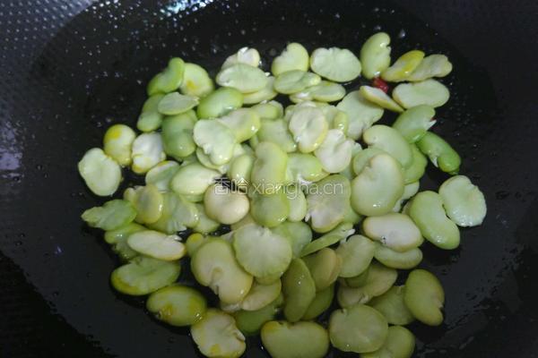 韭菜炒蚕豆的做法图解3