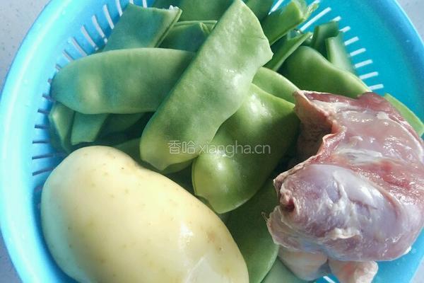 土豆炖油豆角的做法图解1