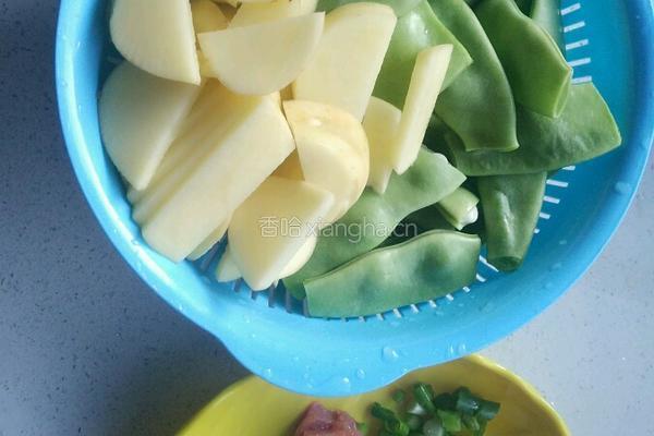 土豆炖油豆角的做法图解2