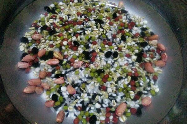 红枣花生八宝粥的做法图解3