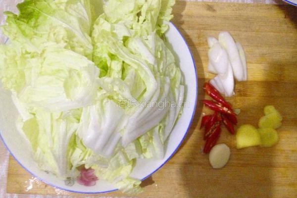 小白菜海米炖豆腐的做法图解1