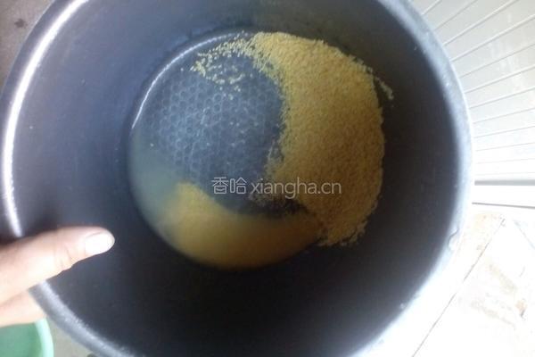 小米蛋花粥的做法图解1