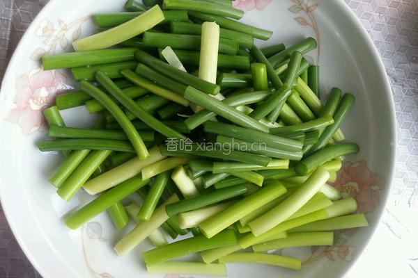 蚕豆炒蒜苗的做法图解2