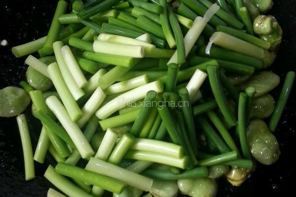 蚕豆炒蒜苗的做法图解7
