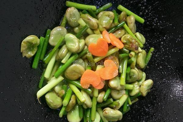 蚕豆炒蒜苗的做法图解11
