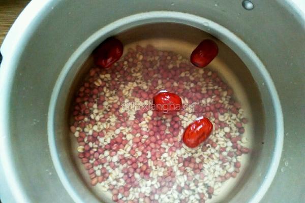 薏米红豆粥的做法图解3