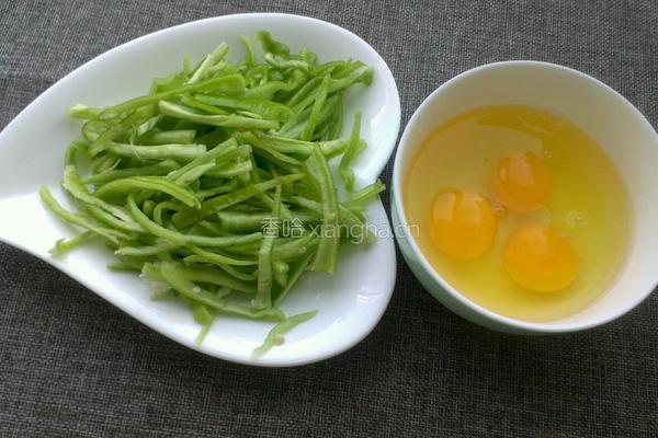 青椒炒鸡蛋的做法图解1