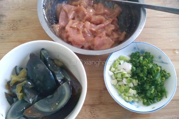 砂锅煲皮蛋瘦肉粥的做法图解4
