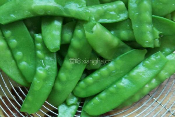 荷兰豆炒腊味的做法图解1