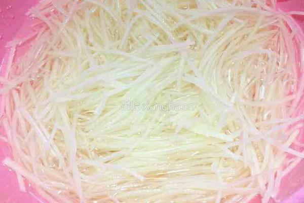 素炒土豆胡萝卜丝的做法图解1