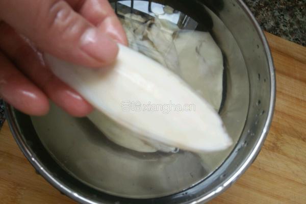 墨鱼排骨汤的做法图解2