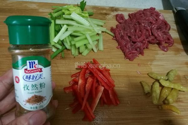芹菜野山椒炒牛肉的做法图解1