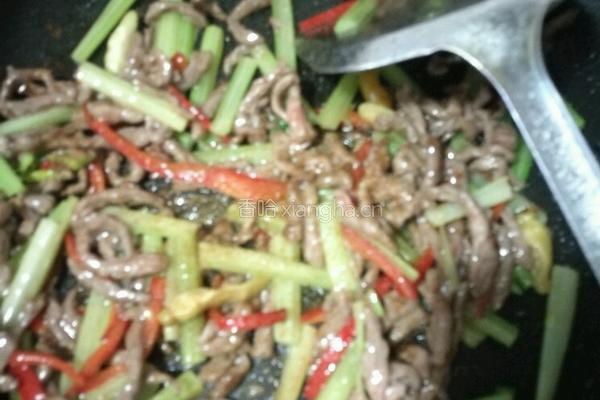 芹菜野山椒炒牛肉的做法图解4