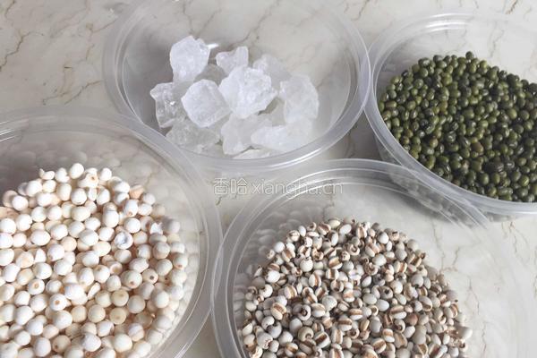 绿豆薏米芡实粥的做法图解1