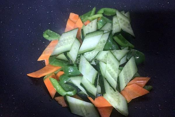 青椒黄瓜炒肉的做法图解6