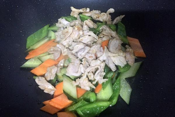 青椒黄瓜炒肉的做法图解7