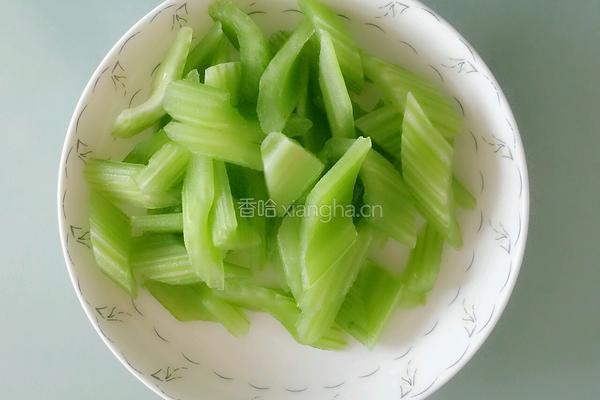 西芹木耳白玉菇的做法图解2