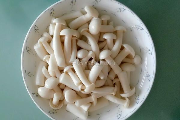 西芹木耳白玉菇的做法图解4
