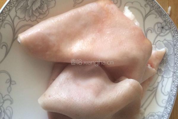尖椒肉皮的做法图解1