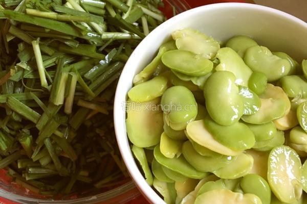 韭菜炒蚕豆的做法图解1