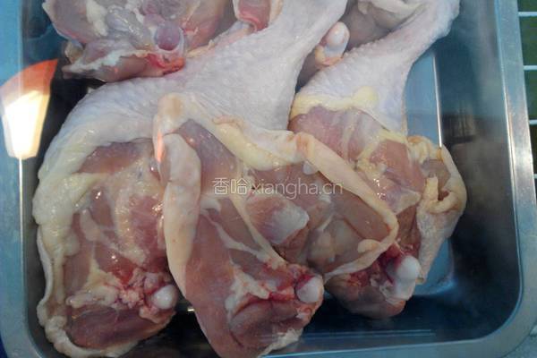 土豆炖鸡腿的做法图解1
