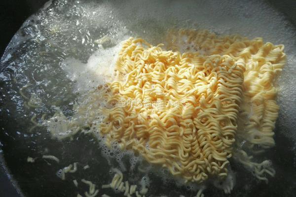 番茄鸡蛋炒方便面的做法图解3