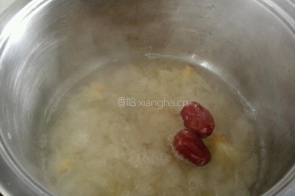 大枣银耳汤的做法图解3