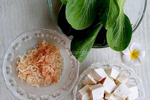 小白菜豆腐汤的做法图解1