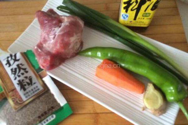 孜然羊肉粒的做法图解1