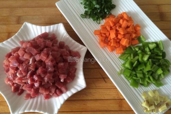 孜然羊肉粒的做法图解2