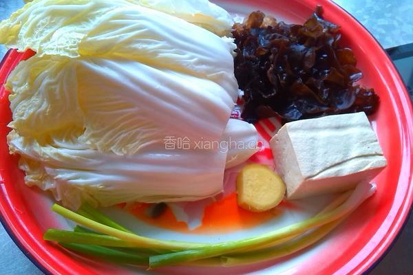 白菜炒木耳的做法图解1