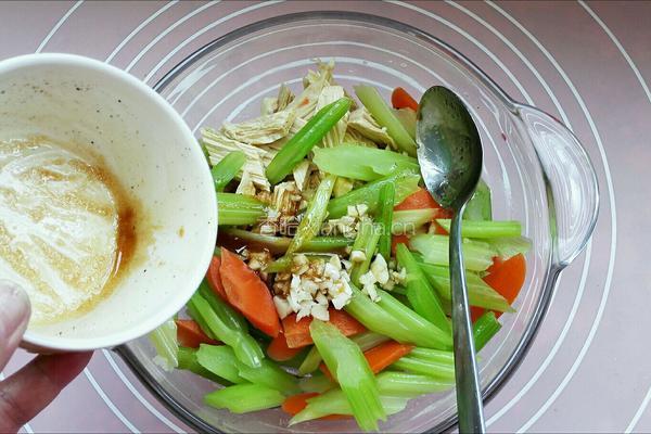 凉拌芹菜腐竹的做法图解5