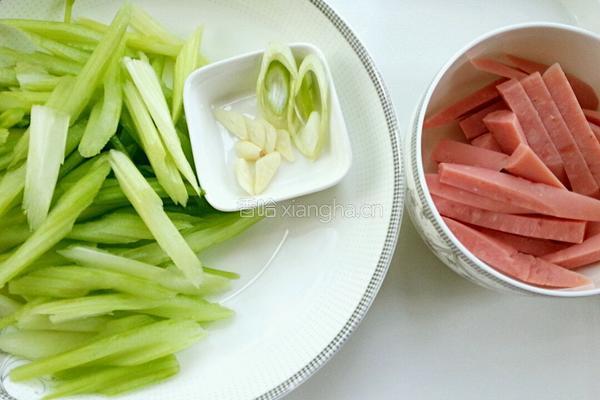 白果炒芹菜的做法图解3