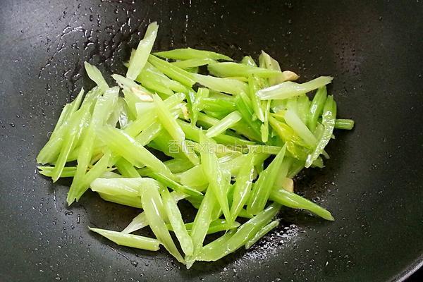 白果炒芹菜的做法图解8