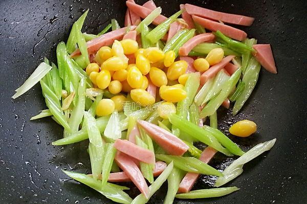 白果炒芹菜的做法图解10