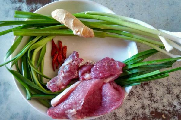 蒜苗炒肉的做法图解1