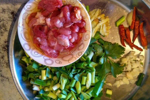 蒜苗炒肉的做法图解2
