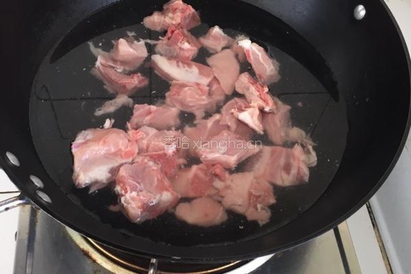 萝卜土豆蒸排骨的做法图解1