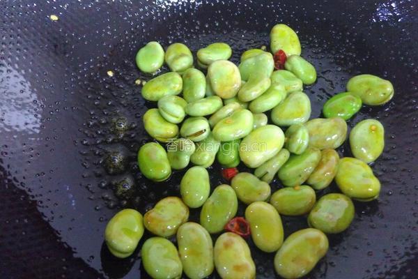 葱炒蚕豆的做法图解3