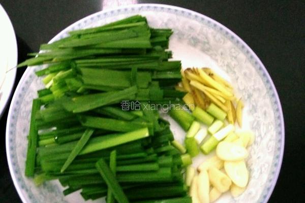 韭菜小炒墨鱼仔的做法图解1
