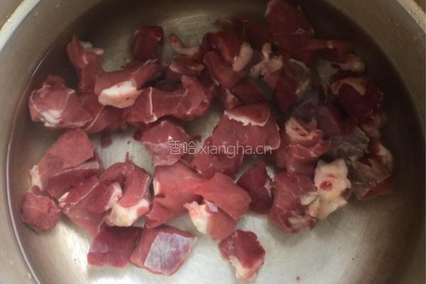 土豆炖牛腩的做法图解1