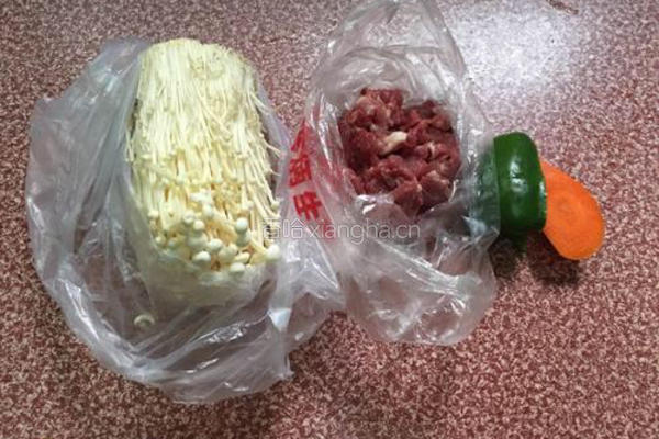 金针菇炒肉丝的做法图解1