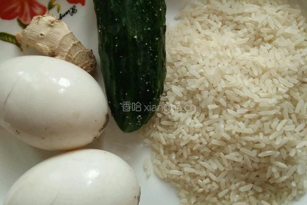 皮蛋黄瓜粥的做法图解1
