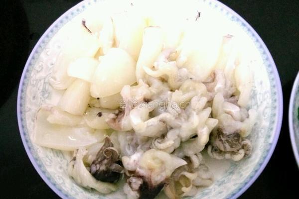 韭菜小炒墨鱼仔的做法图解2
