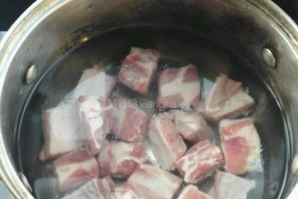 川味土豆烧排骨的做法图解1