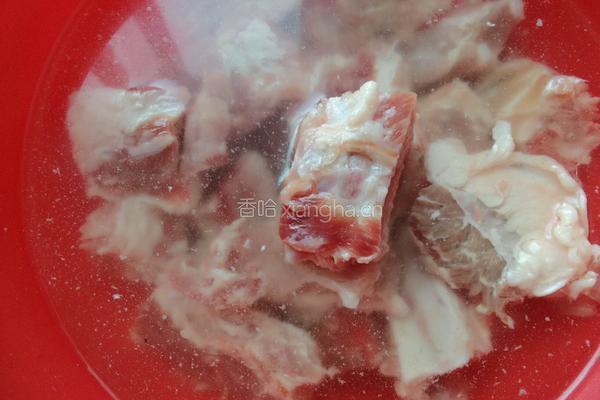 红烧排骨土豆的做法图解1