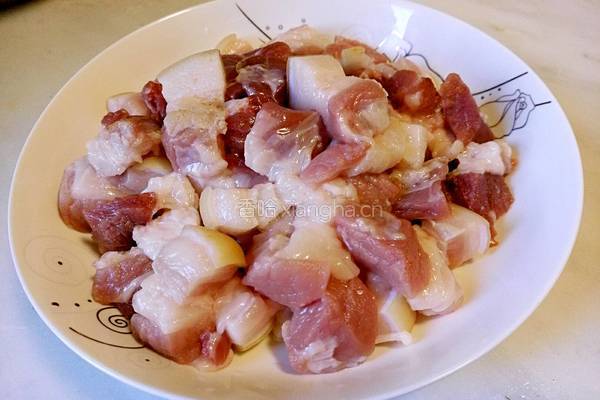 土豆红烧肉的做法图解1