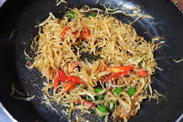 小银鱼炒辣椒的做法图解6